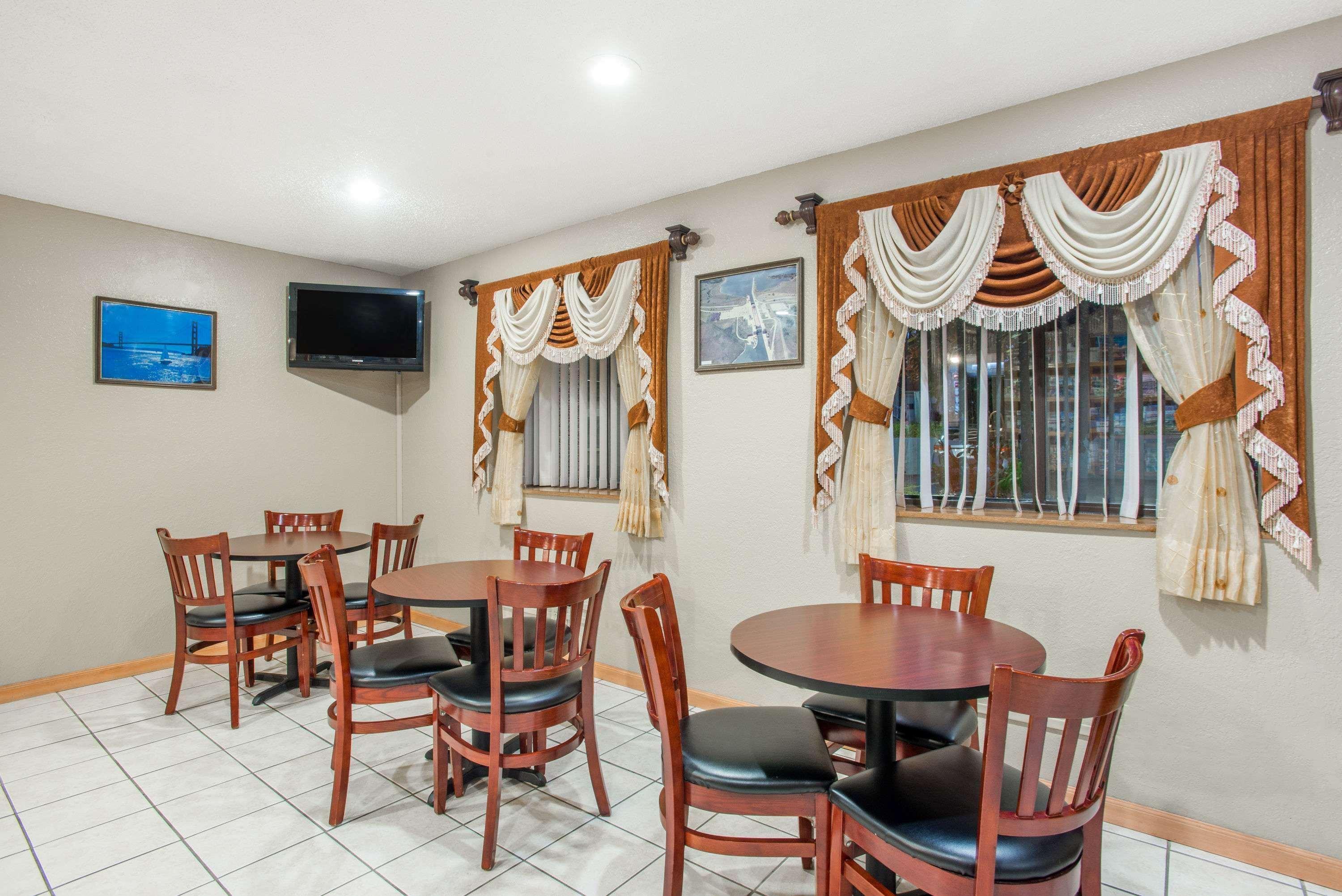 Super 8 By Wyndham Massena Ny Exterior foto
